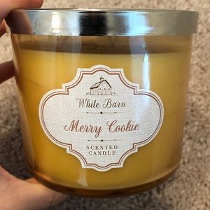 White Barn 3-Wick candle in Merry Cookie